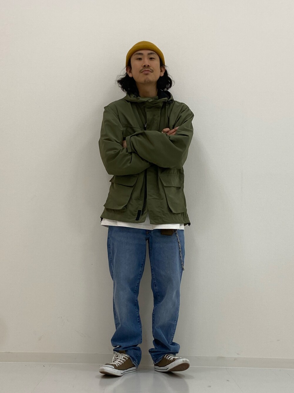 「春服みてみて、Right-on、ライトオン、低身長コーデ、お洒落さんとつながりたい、アウトドアスタイル、CAMP7、ニット帽、マウンテンパーカー、グリーン、カジュアル、カジュアルコーデ、アメカジ、アメカジコーデ」｜「Levi'sのアイテム（デニムパンツ、ブルー系）」を使った、マッスルさん（メンズ・169cm）の春コーディネートの1枚目の写真