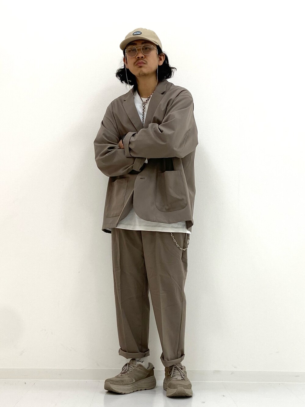 「春服、メンズコーデ、お洒落さんとつながりたい、大人コーデ、春服みてみて、セットアップ、セットアップスタイル、ベージュ、ライトオン、Right-on、ジャケット、アメカジ、アメカジコーデ」｜「BACK NUMBERの【BACK NUMBER】ＴＲワイドトラウザーイージーパンツ（その他パンツ、ベージュ系）」を使った、マッスルさん（メンズ・169cm）の春コーディネートの1枚目の写真