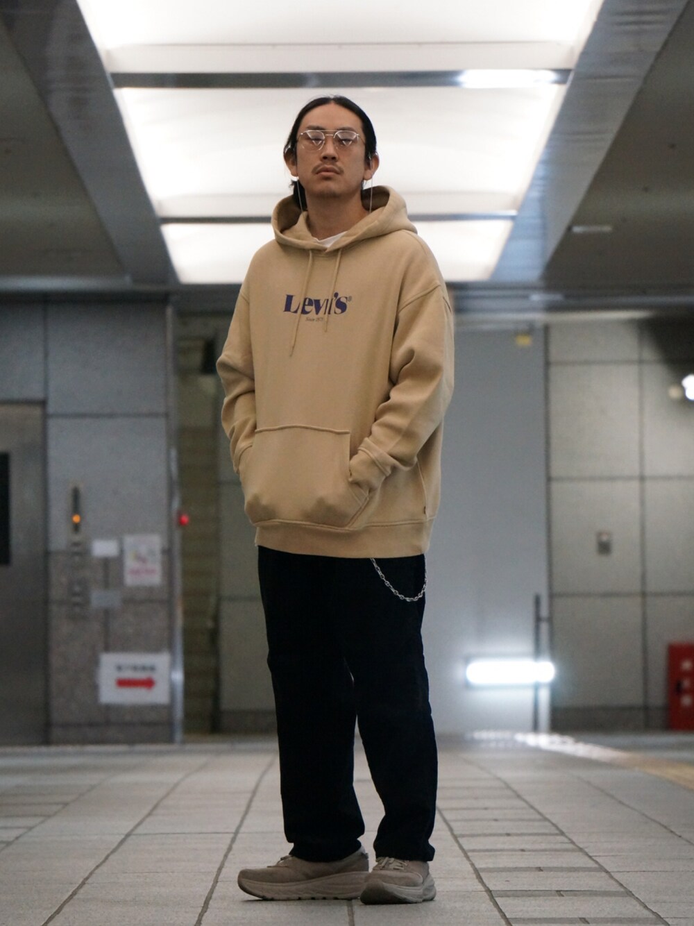 「クリスマスに着たい服、冬、シンプル、おしゃれさんと繋がりたい、今日のコーデ、ベージュ、フーディー、パーカー、ライトオン」｜「Levi'sの【Levi's】グラフィックパーカー（パーカー、ベージュ系）」を使った、マッスルさん（メンズ・169cm）の冬コーディネートの1枚目の写真