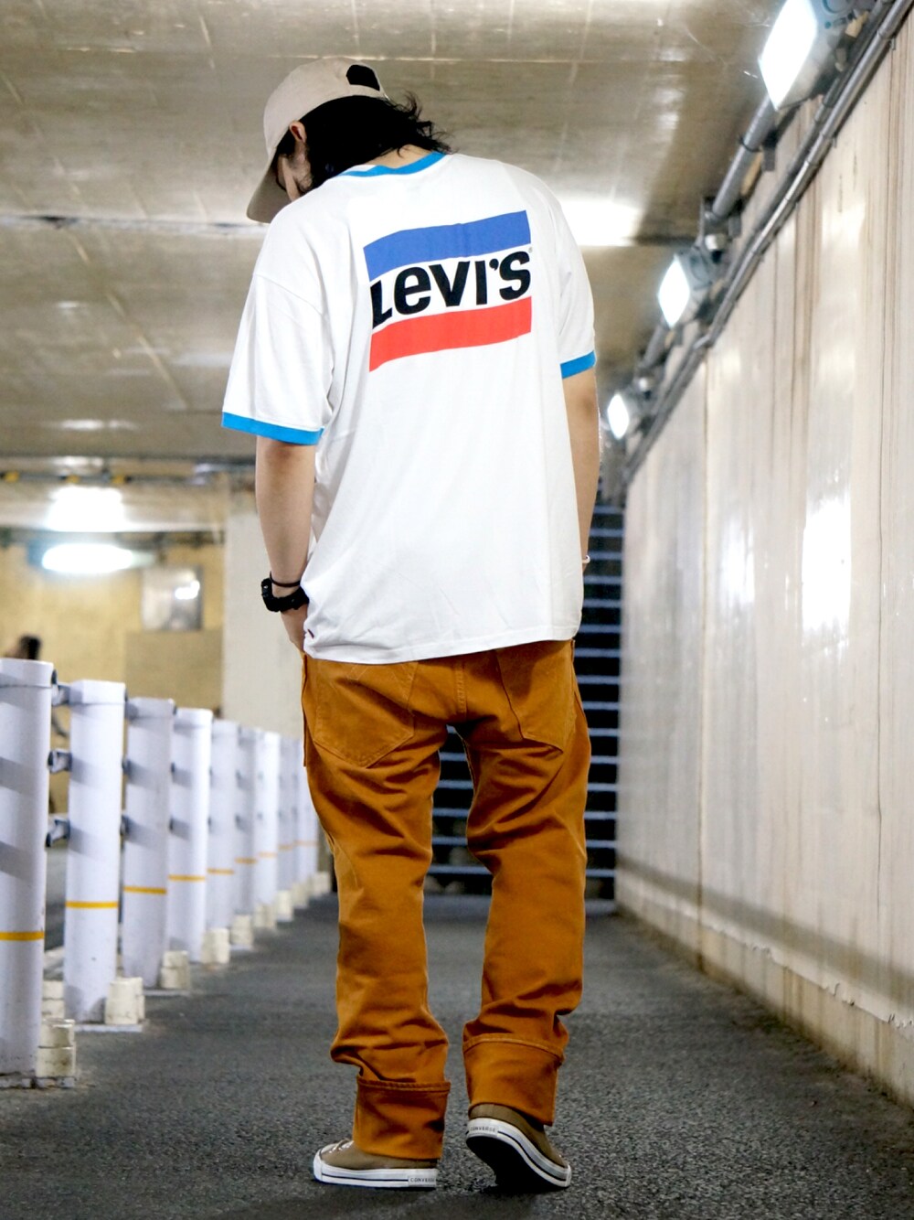 「キャップ、おしゃれさんと繋がりたい、休日スタイル、ストリートコーデ、シンプルスタイル、スニーカー、シンプルコーデ、Levi's、ライトオン」｜「BACK NUMBERの【BACK NUMBER】カレッジ刺繍キャップ（キャップ、ベージュ系）」を使った、マッスルさん（メンズ・169cm）の秋コーディネートの1枚目の写真