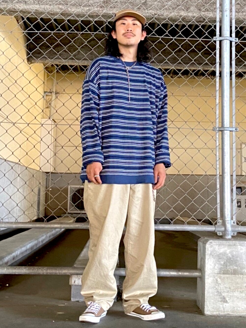 「ロンT、秋服、シンプルスタイル、秋トレンド2021、ストリートコーデ、おしゃれさんと繋がりたい、白パンツ、古着コーデ、スケータースタイル」｜「BACK NUMBERの【BACK NUMBER】カレッジ刺繍ジェットキャップ（キャップ、ブルー系）」を使った、マッスルさん（メンズ・169cm）の秋コーディネートの1枚目の写真