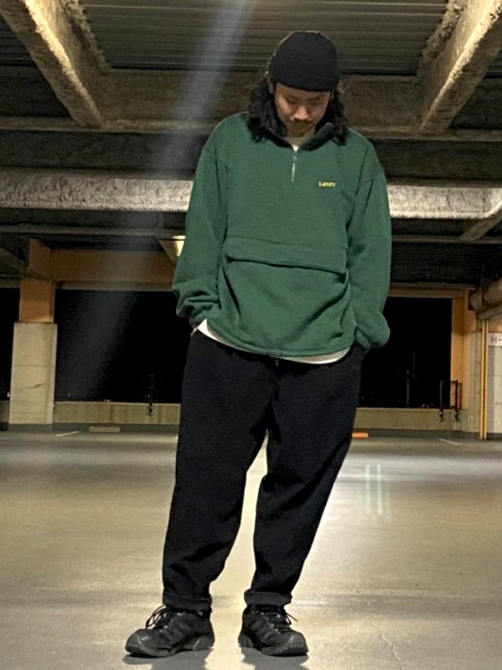 「Levi's、スウェット、ハーフジップ、オーバーサイズ、ゆるコーデ、グリーン、レイヤードスタイル、デニム、ライトオン」｜「BACK NUMBERの【BACK NUMBER】無地カラーワッチ（ニットキャップ/ビーニー、ブラック系）」を使った、マッスルさん（メンズ・169cm）の秋コーディネートの1枚目の写真
