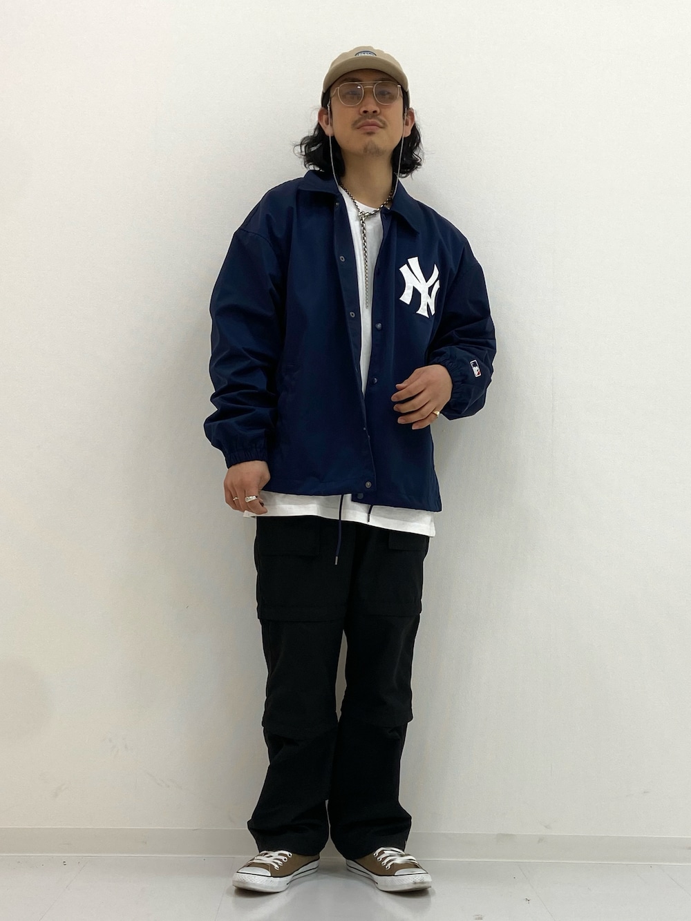 「春服みてみて、ライトオン、Right-on、コーチジャケット、ストーリート、MLB、アメカジ、アメカジコーデ、キャップ、ヤンキース、お洒落さんとつながりたい、低身長コーデ」｜「CAMP7のアイテム（パンツ、ブラック系）」を使った、マッスルさん（メンズ・169cm）の春コーディネートの1枚目の写真