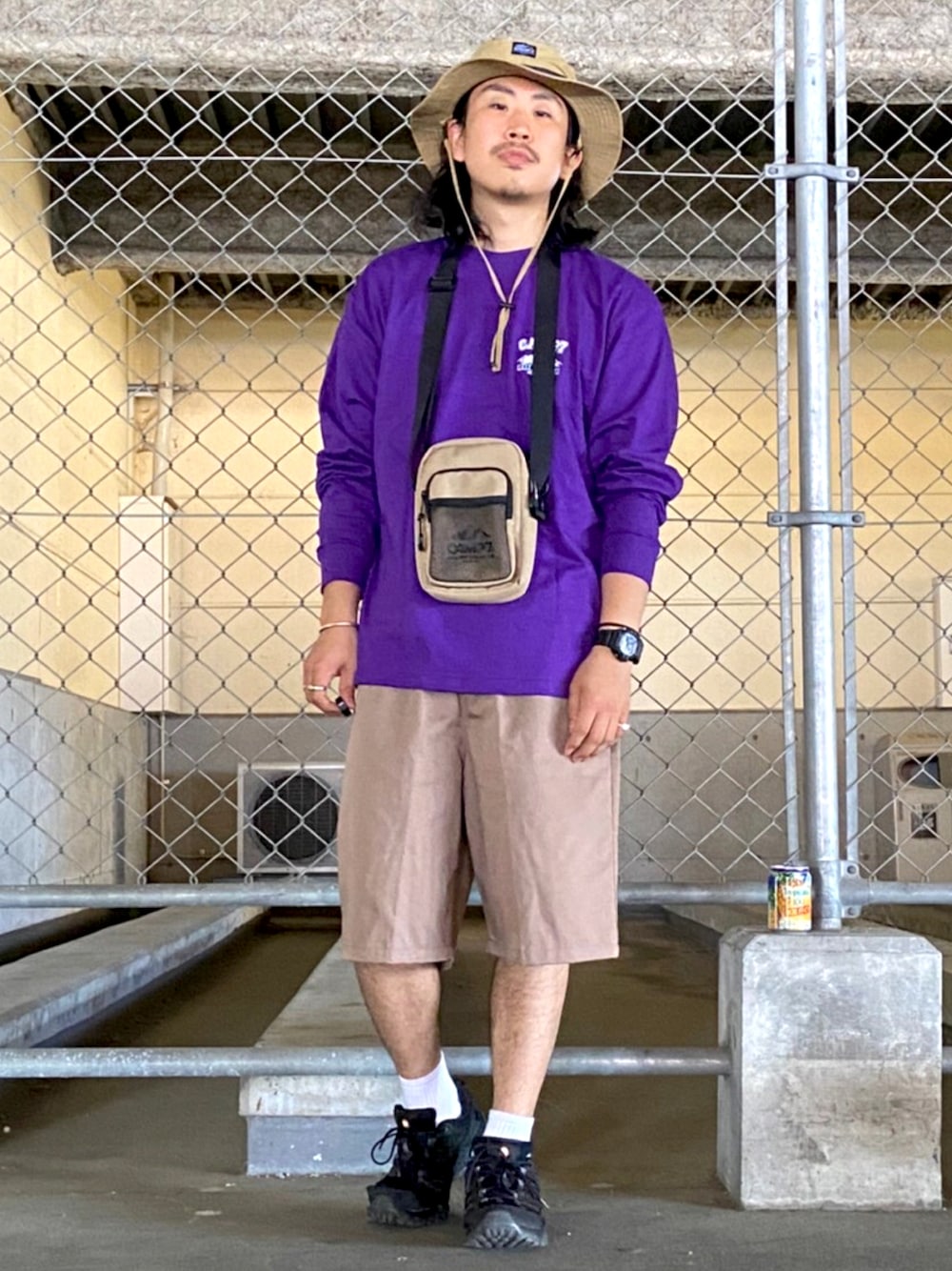 「秋服準備はじめました、古着、ロンT、シンプルコーデ、バックプリント、パープル、アウトドア、ライトオン、ラフ」｜「CAMP7の【CAMP7】マウンテンハット（ハット、ベージュ系）」を使った、マッスルさん（メンズ・169cm）の秋コーディネートの1枚目の写真