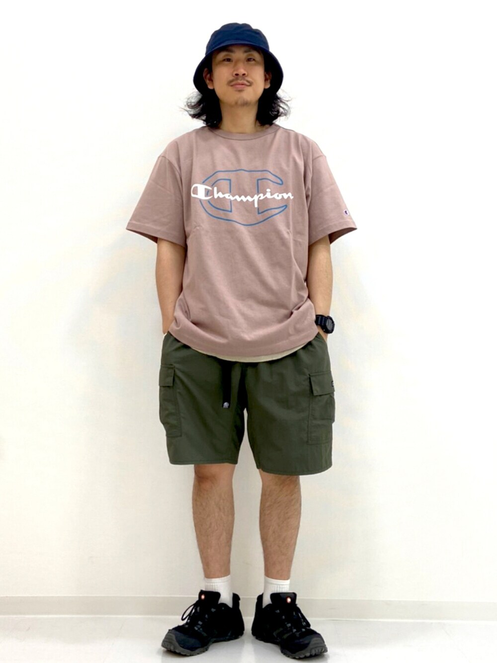 「シンプルコーデ、おしゃれさんと繋がりたい、大人カジュアル、Tシャツ、古着好きな人と繋がりたい、バケットハット、ライトオン、ショートパンツ、シンプル」｜「BACK NUMBERの【BACK NUMBER】カラーバケットハット（ハット、ブルー系）」を使った、マッスルさん（メンズ・169cm）の夏コーディネートの1枚目の写真