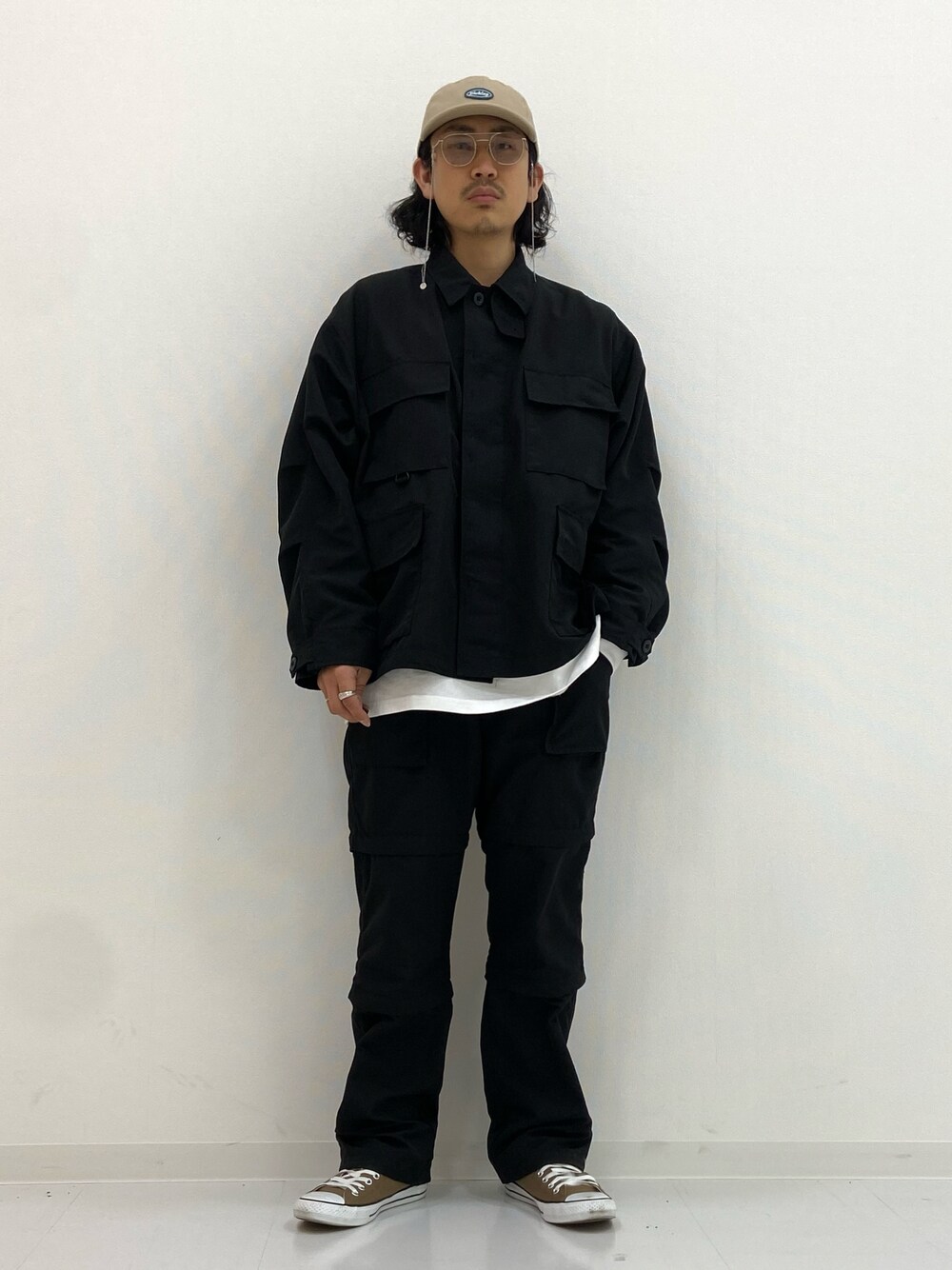 「春服みてみて、お洒落さんとつながりたい、ライトオン、Right-on、CAMP7、ブラック、セットアップ、アメカジ、アメカジコーデ、アウトドアスタイル、ファティーグジャケット、キャップ」｜「Dickiesの【DICKIES/ディッキーズ】ワッペンローキャップ　ワンポイントロゴワッペン（キャップ、ベージュ系）」を使った、マッスルさん（メンズ・169cm）の春コーディネートの1枚目の写真