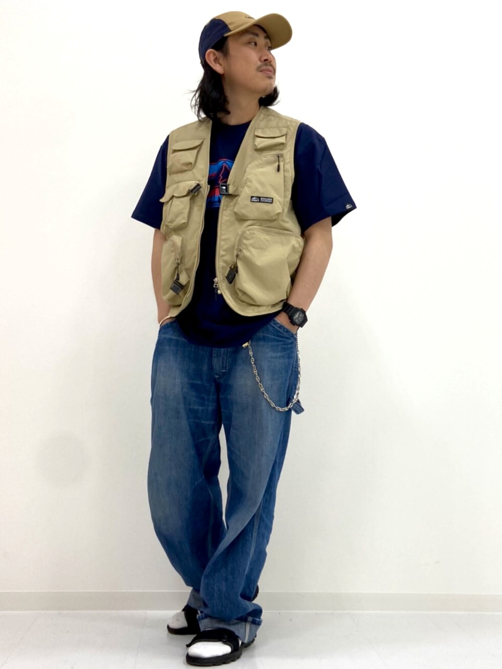 「アウトドアスタイル、今日のコーデ、夏だ！Tシャツ着よう！、デニムパンツ、ペインターパンツ、CAMP7、ライトオン、フィッシングベスト、サンダル、プリントT」｜「BACK NUMBERの【BACK NUMBER】カレッジ刺繍ジェットキャップ（キャップ、ブルー系）」を使った、マッスルさん（メンズ・169cm）の夏コーディネートの1枚目の写真