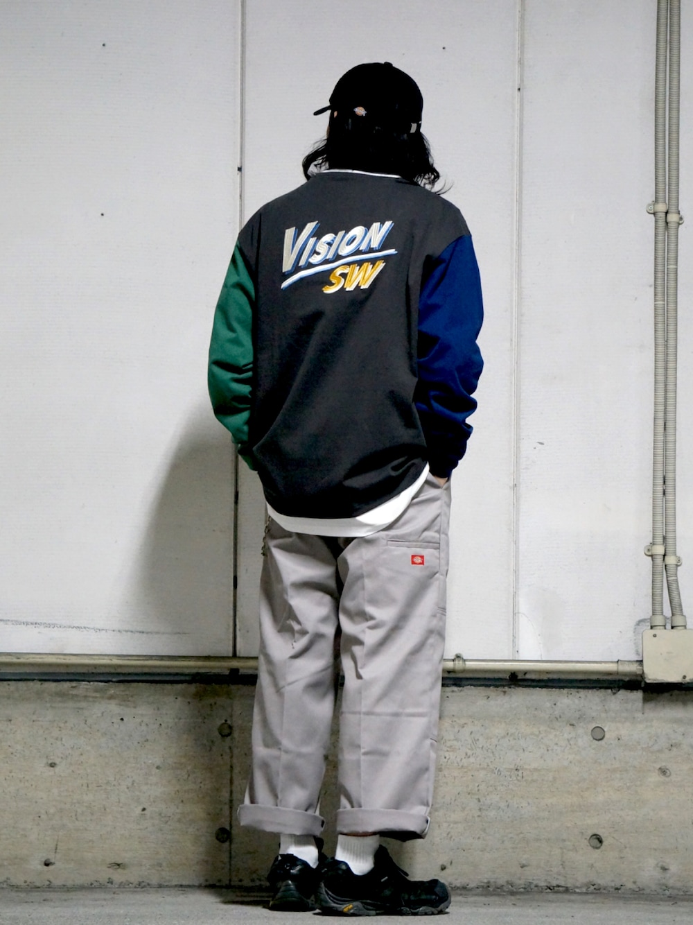 ブラック系のTシャツ/カットソー、シルバー系のその他パンツ、その他のその他を着用したメンズの冬コーディネートの1枚目の写真