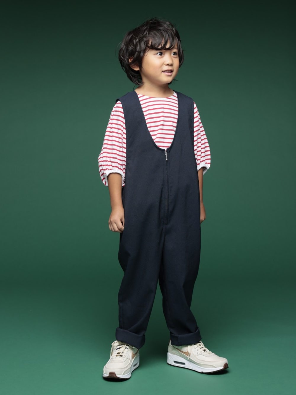 ブラック系のオールインワン・サロペットを着用したキッズの春コーディネートの1枚目の写真
