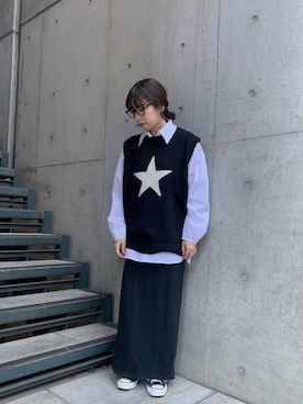 「CONVERSE TOKYO（コンバーストウキョウ）のスターニットベスト（ベスト、ブラック系）」を使った、MIOさん（レディース・157cm）の冬コーディネート