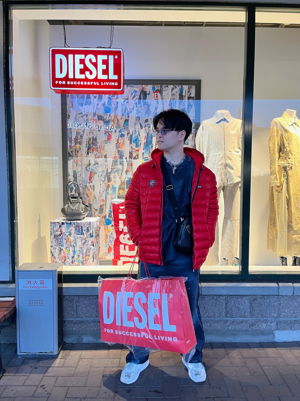 DIESELのスウェットパンツを使った「きれいめカジュアル」の人気 