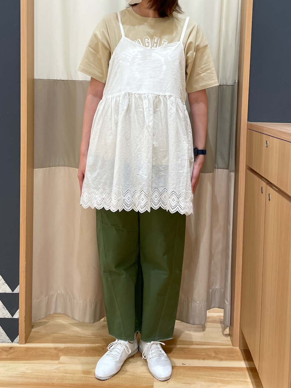 ベージュ系のTシャツ/カットソー、ホワイト系のシャツ/ブラウス、グリーン系のその他パンツを着用したレディースの春コーディネートの1枚目の写真