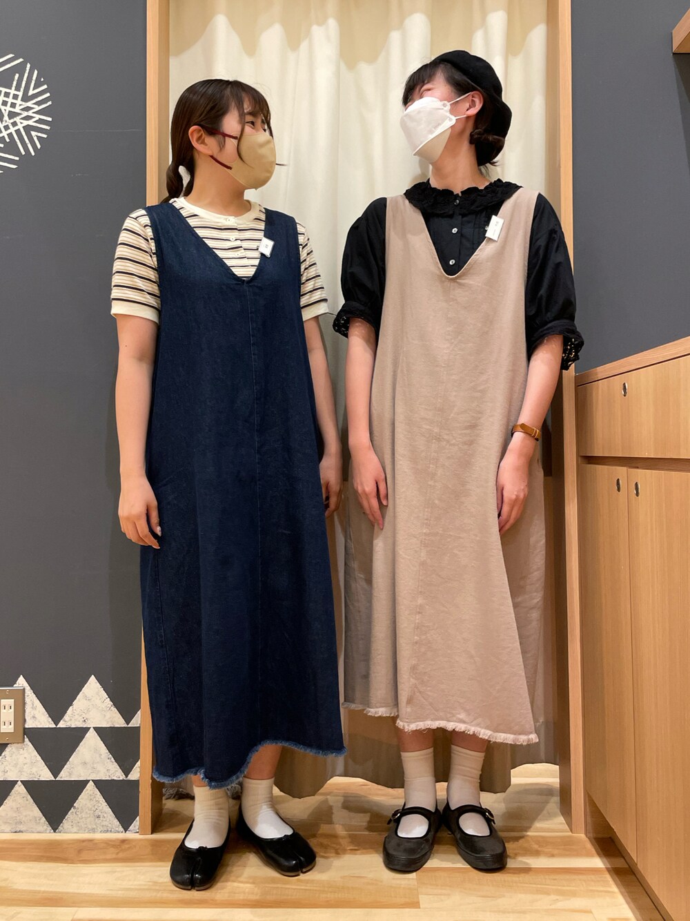 ホワイト系のTシャツ/カットソー、ブラック系のシャツ/ブラウス、ブルー系のワンピースを着用したレディースの夏コーディネートの1枚目の写真