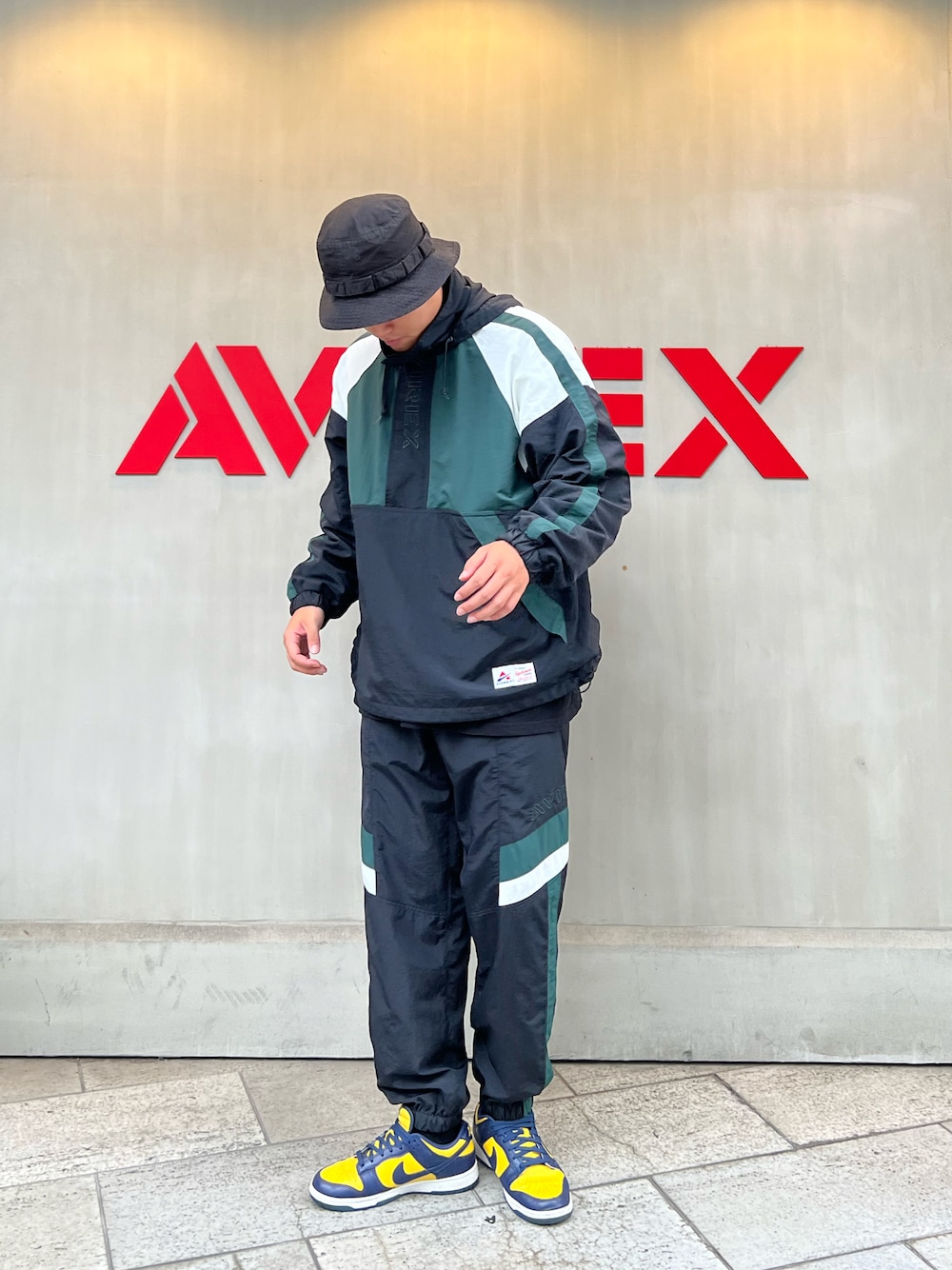 「秋服準備はじめました、セットアップ、スポーティ、今日のコーデ、バケットハット、ナイロンパンツ、ナイロンジャケット、AVIREX、AVIREX心斎橋、ファッションの力を信じよう」｜「AVIREXの《直営店限定》JUNGLE HAT / ジャングル ハット / AVIREX / アヴィレックス（ハット、ブラック系）」を使った、唯夢さん（メンズ・180cm）の秋コーディネートの1枚目の写真