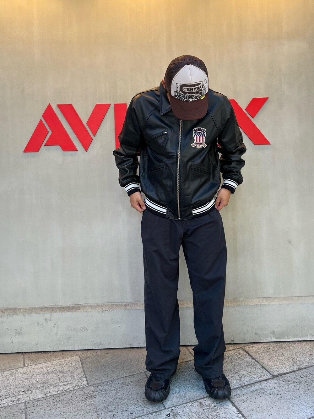 「秋冬コーデ、レザージャケット、オニツカタイガー、KAPITAL、ブラック、秋服準備はじめました、シンプル、AVIREX、AVIREX心斎橋、ファッションの力を信じよう」｜「AVIREXのLIGHT SIGNATURE VARSITY JACKET / ライト シグネチャー ヴァーシティ ジャケット / レザー / スタジャン / AVIREX / アヴィレックス（スタジャン、ブラック系）」を使った、唯夢さん（メンズ・180cm）の秋コーディネートの1枚目の写真