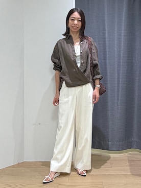 「INDIVI（インディヴィ）の【接触冷感／2WAY】カシュクールリネンシャツ（シャツ/ブラウス、ブラウン系）」を使った、Mikoさん（レディース・157cm）の春コーディネート
