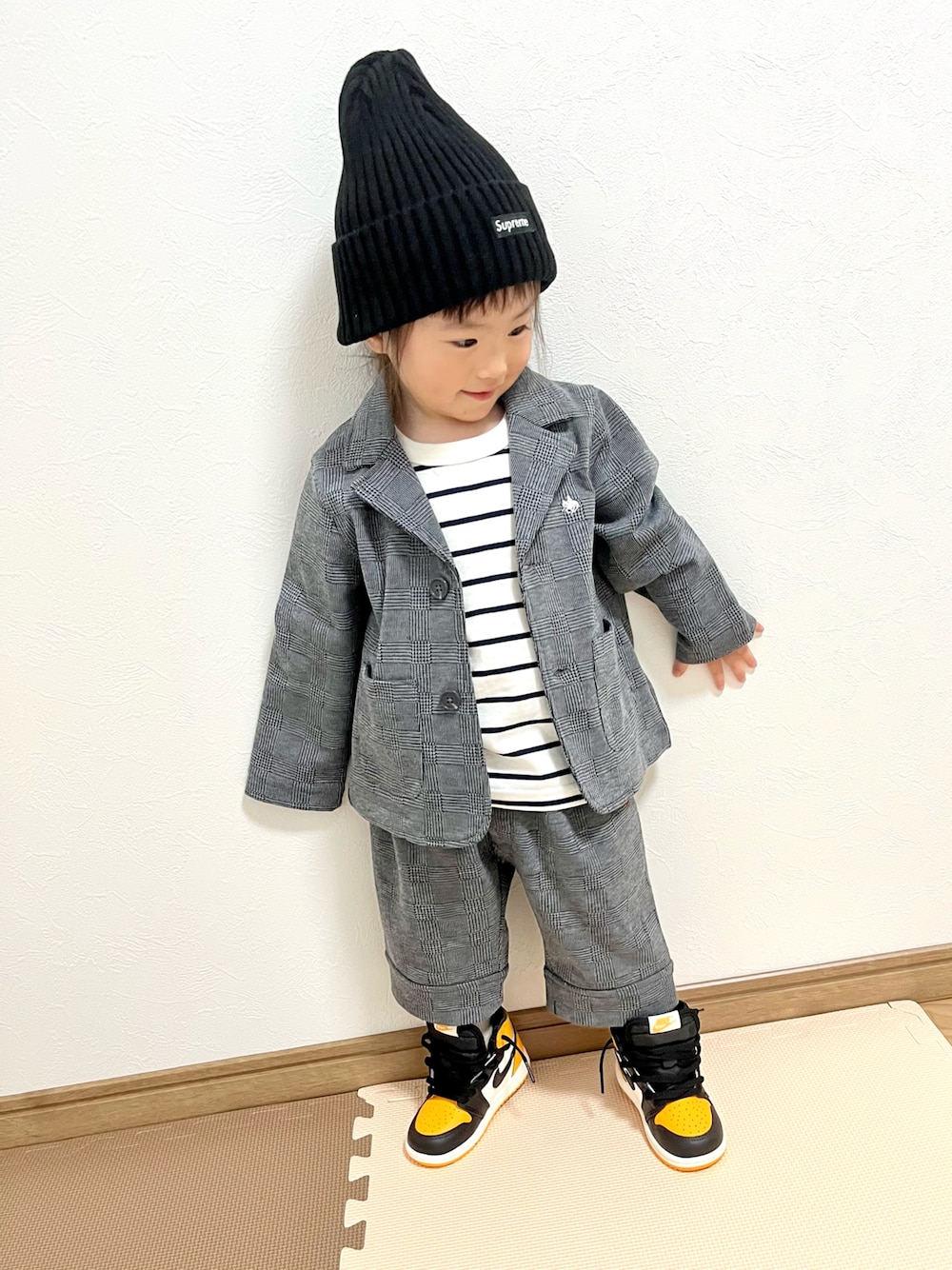 イエロー系のスニーカー、グレー系のセットアップ、グレー系のその他パンツを着用したキッズの春コーディネートの1枚目の写真