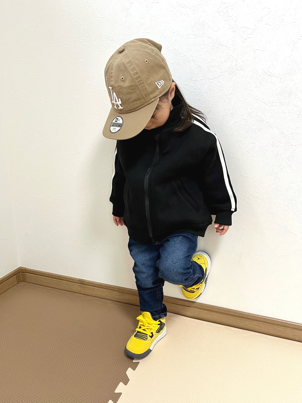 「キッズコーデ、ストリートファッション、トラックジャケット、Lee、NEW ERA、スニーカー女子、NIKE、おしゃれさんと繋がりたい」｜「NEW ERAのアイテム（キャップ、ベージュ系）」を使った、ictw10さん（キッズ・90cm）の春コーディネートの1枚目の写真