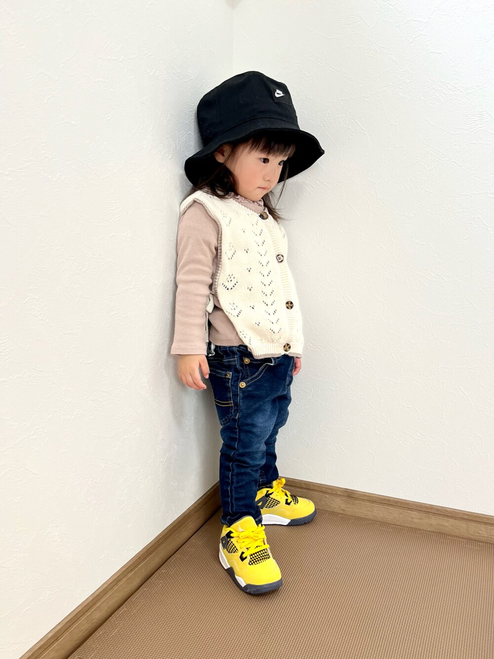 「キッズコーデ、スニーカー女子、バケットハット、春コーデ、ベストコーデ、NIKE、バースデイ購入品、プチプラコーデ」｜「NIKEのナイキ キッズ バケット キャップ / Nike Kids' Bucket Hat（ハット、ブラック系）」を使った、ictw10さん（キッズ・90cm）の春コーディネートの1枚目の写真