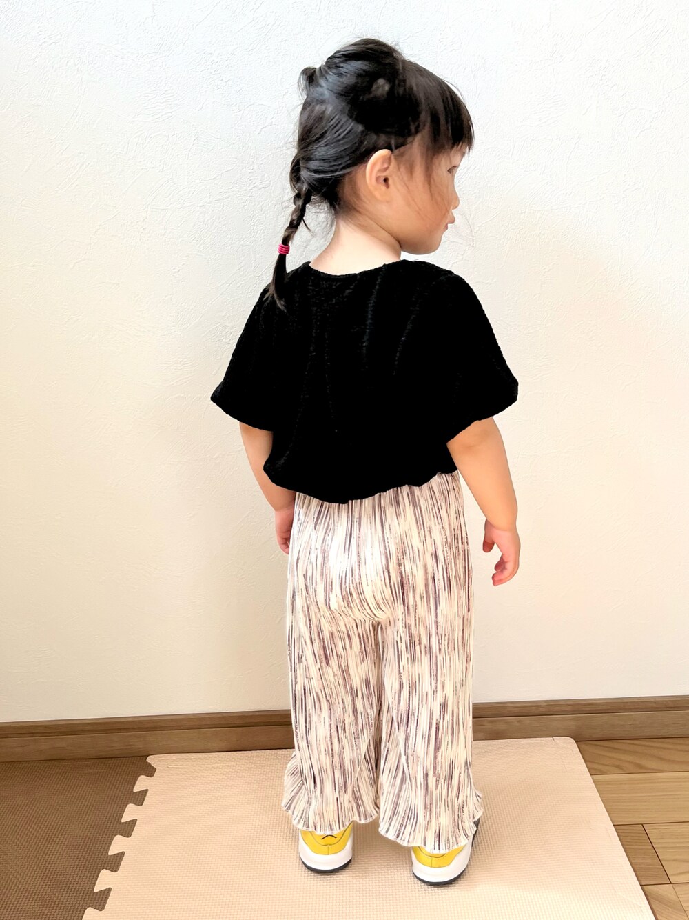 「お出かけコーデ日記、キッズコーデ、キッズファッション、お洒落さんとつながりたい、女の子コーデ、おとなっぽコーデ、NIKE、birthday」｜「Birthdayのアイテム（Tシャツ/カットソー、ブラック系）」を使った、ictw10さん（キッズ・90cm）の春コーディネートの1枚目の写真