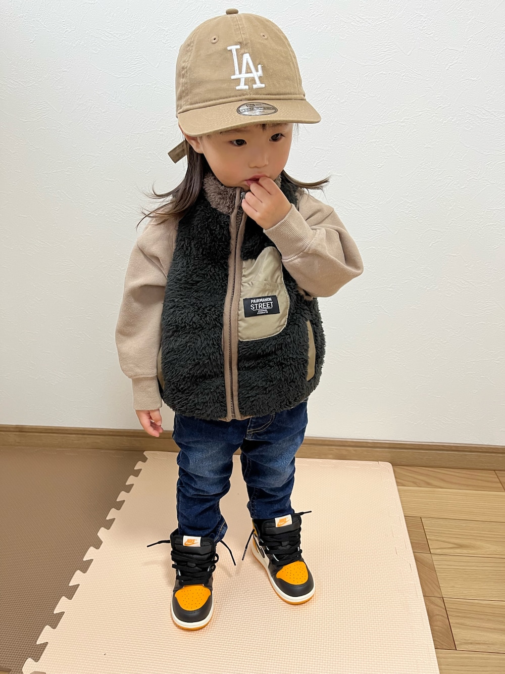 「シンプルコーデ、スウェット、ストリート、ベスト、おしゃれさんと繋がりたい、ナイキ、スニーカー女子、NEW ERA、Lee」｜「NEW ERAのアイテム（キャップ、ベージュ系）」を使った、ictw10さん（キッズ・90cm）の春コーディネートの1枚目の写真