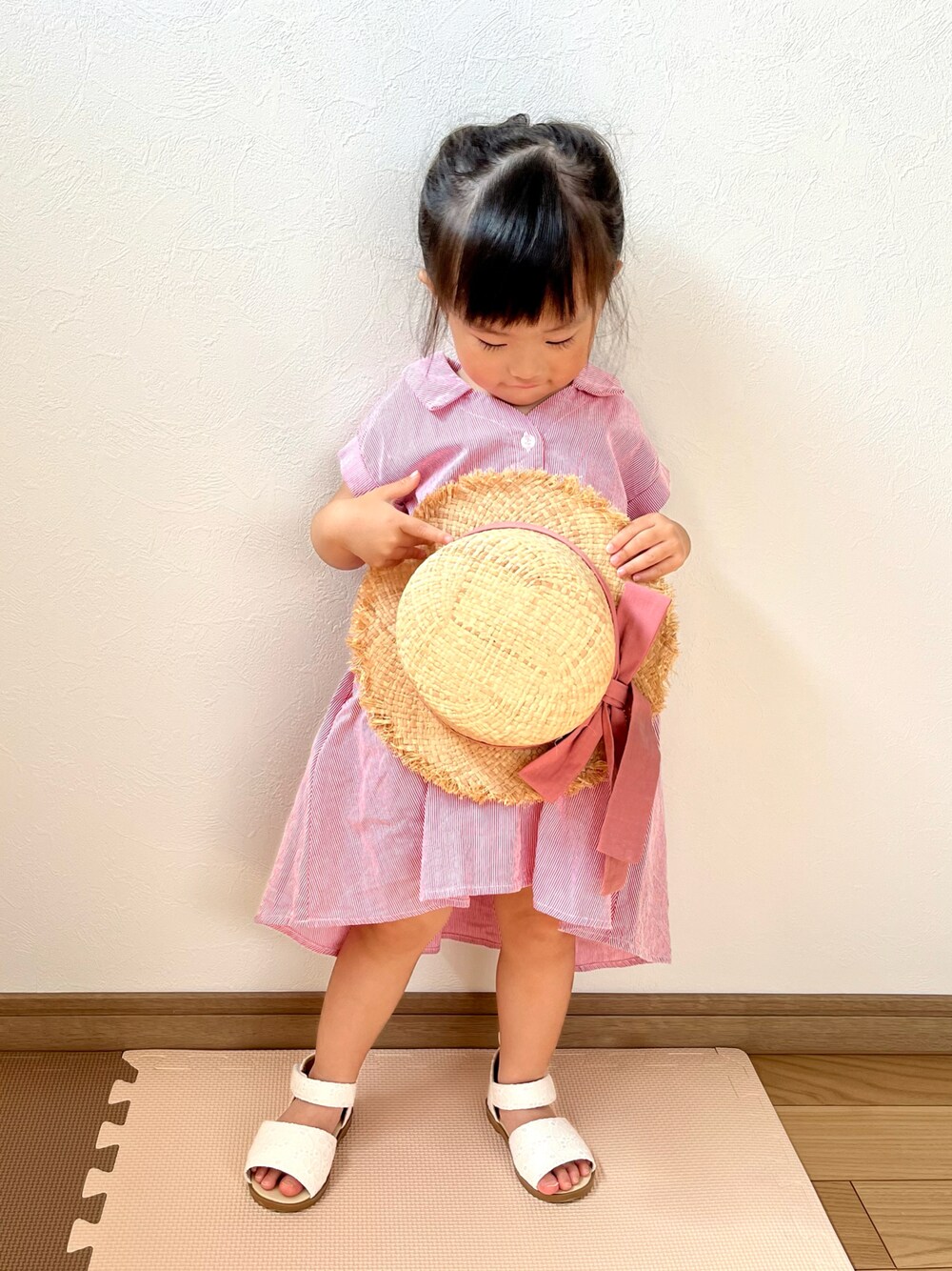 「お出かけコーデ日記、キッズコーデ、キッズファッション、女の子コーデ、麦わら帽子、petit main、birthday、プチプラコーデ、ワンピース」｜「petit mainのアイテム（帽子、ベージュ系）」を使った、ictw10さん（キッズ・90cm）の春コーディネートの1枚目の写真