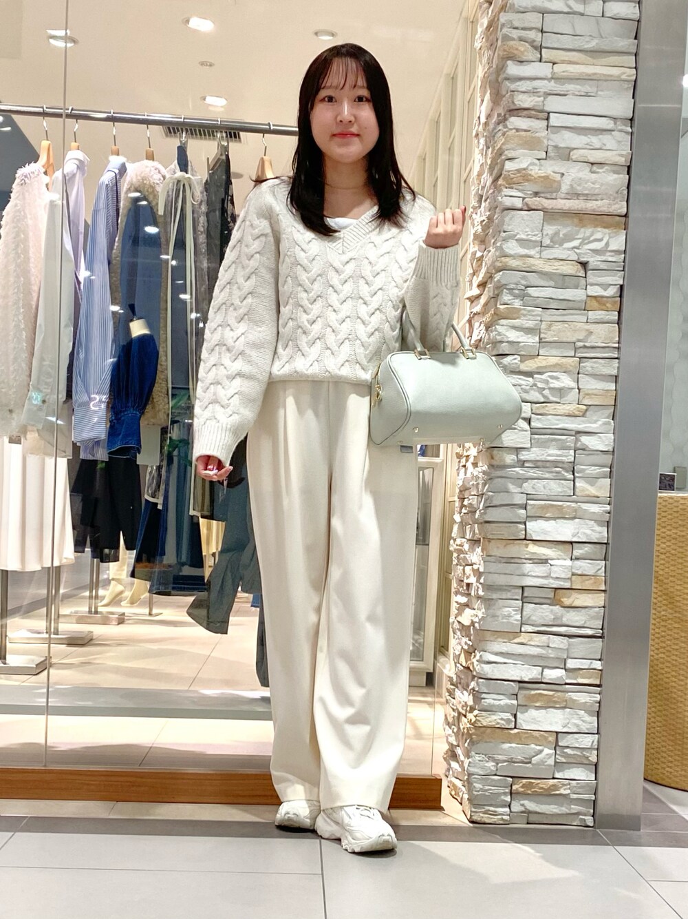 「休日スタイル、楽チンコーデ、冬服コーデ、ホワイトコーデ、ホワイトパンツ、ニット、ケーブルニット、スニーカー、スニーカーコーデ、大人女子、パンツスタイル、オトナ女子、オトナカワイイ、冬、今日のコーデ」｜「NOLLEY’Sのウォッシャブル裏起毛イージーワイドパンツ（その他パンツ、グレー系）」を使った、Mihoさん（レディース・159cm）の冬コーディネートの1枚目の写真