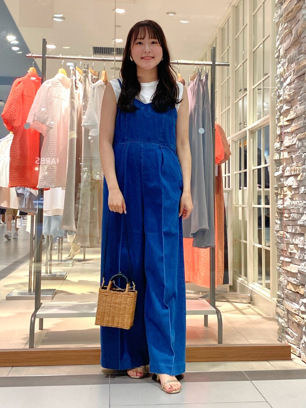 「きれいめカジュアル、夏コーデ、さらっと晴れやかスナップ、オトナカジュアル、デニム、おでかけコーデ、夏服、オールインワン、デニムパンツ、ラフコーデ、大人女子、カジュアル、カジュアルコーデ、お出かけコーデ、ユニバ」｜「The Bagmatiのアイテム（バッグ、ブラウン系）」を使った、Mihoさん（レディース・159cm）の夏コーディネートの1枚目の写真
