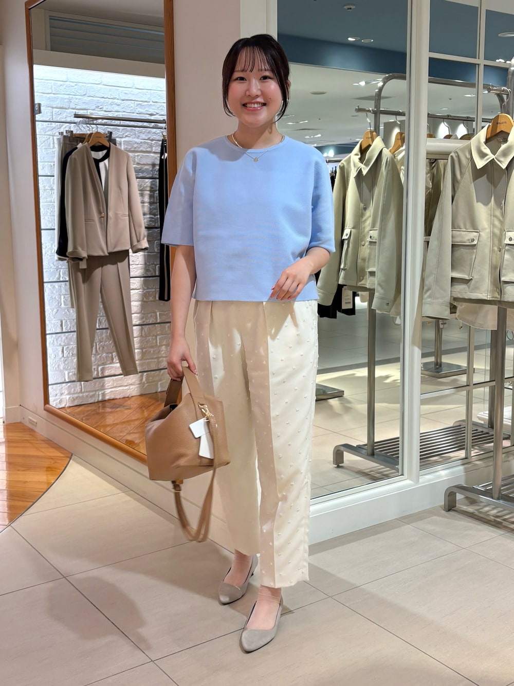 「春めき満開コーデ、春色、お出かけスタイル、お花見コーデ、リラックススタイル、大人かわいい、パンツコーデ、カジュアルガーリー、キレイめコーデ、お花見、春ニット、パンツスタイル、ドット、ブルーコーデ、ブルー x ホワイト」｜「NOLLEY’Sの《セットアップ対応》ウォッシャブルドットツッキリツータックテーパードパンツ（その他パンツ、ホワイト系）」を使った、Mihoさん（レディース・159cm）の春コーディネートの1枚目の写真