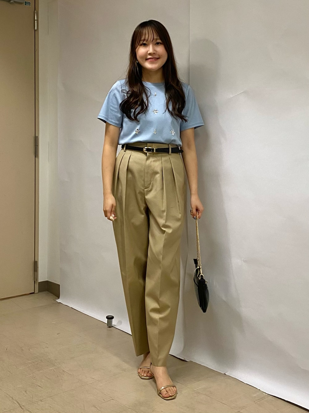 「アツいコーデ全部見せ、お出かけコーデ、秋服準備はじめました、オトナ女子、大人かわいい、パンツコーデ、お洒落さんとつながりたい、夏服、Tシャツ、チノパン、ワイドテーパードパンツ、パンツスタイル、休日スタイル、お仕事コーデ、オフィススタイル」｜「NOLLEY’S Sophiのウォッシャブルツイルワイドテーパードパンツ（その他パンツ、ピンク系）」を使った、Mihoさん（レディース・159cm）の夏コーディネートの1枚目の写真