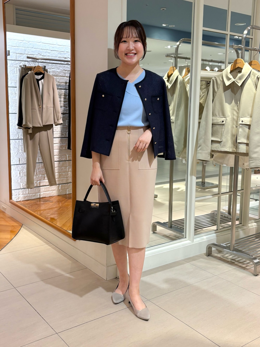 「春めき満開コーデ、ニット、五分袖ニット、春色、お出かけスタイル、大人かわいい、オフィスカジュアル、オフィススタイル、ジャケット、ジャケットコーデ、お仕事コーデ、お仕事スタイル、キレイめコーデ、通勤コーデ、春ニット」｜「NOLLEY’Sのひねり金具付きワンハンドルバッグ【WEB STAFF守屋☆別注アイテム】（ショルダーバッグ、イエロー系）」を使った、Mihoさん（レディース・159cm）の春コーディネートの1枚目の写真