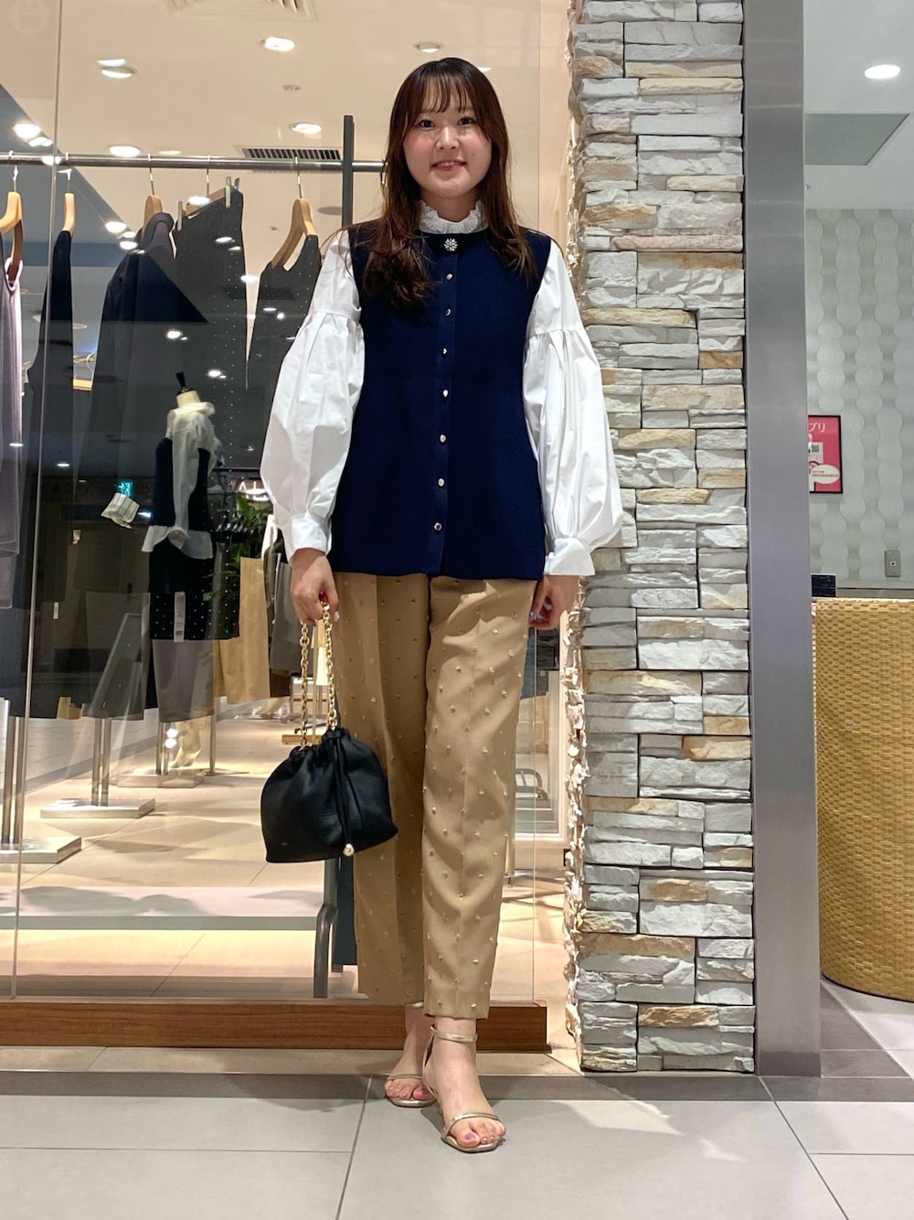 「お出かけコーデ、シャツスタイル、秋服準備はじめました、今日のコーデ、おしゃれさんと繋がりたい、大人コーデ、ブラウス、秋服コーデ、パンツコーデ、ベスト、オトナ女子、トレンド、きれいめカジュアル、テーパードパンツ、セレモニー」｜「NOLLEY’Sの◇【WEB限定カラーあり】ストラップサンダル（サンダル、ホワイト系）」を使った、Mihoさん（レディース・159cm）の夏コーディネートの1枚目の写真