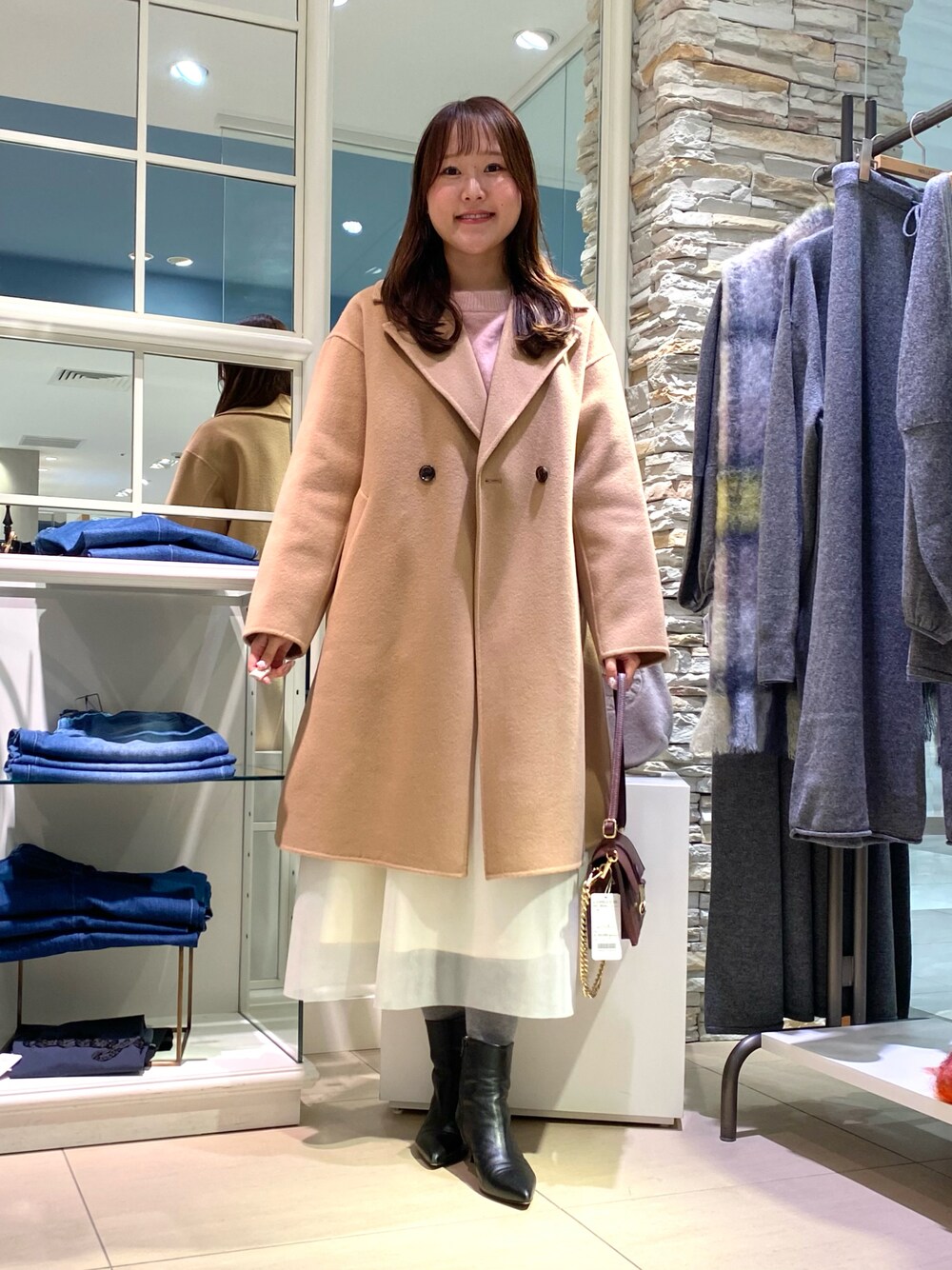 「最近のいい感じコーデ、冬アウター、秋冬コーデ、オトナカワイイ、キレイめ、冬服、オトナ女子、クリスマスに着たい服、きれいめコーディネート、デートコーデ、デートスタイル（WOMEN）、ふわふわニット、ピンクニット、白スカート、フレアスカート」｜「NOLLEY’SのS140シャルムビーバーリバーコート（その他アウター、ピンク系）」を使った、Mihoさん（レディース・159cm）の冬コーディネートの1枚目の写真