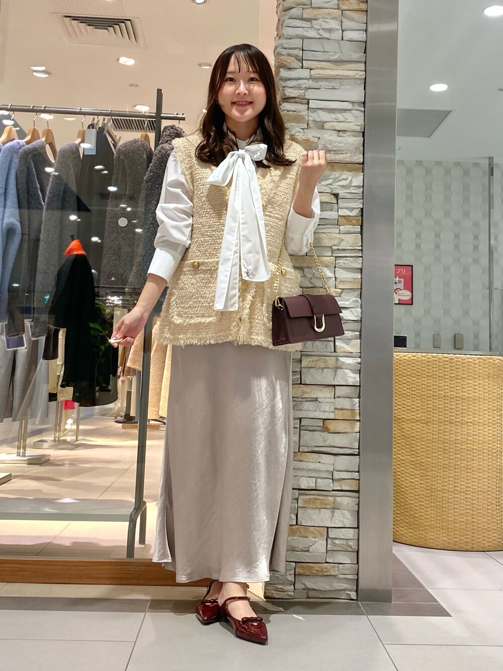 「ニット、秋のコーデ、大人コーデ、秋服、スカート、オトナ女子、大人ガーリー、お洒落さんとつながりたい、スカートコーデ、大人可愛い、ジレ、ジレスタイル、ジレコーデ、ツイード、ツイードベスト」｜「NOLLEY’Sのメタルポイントショルダーバッグ（ショルダーバッグ、ブラック系）」を使った、Mihoさん（レディース・159cm）の秋コーディネートの1枚目の写真