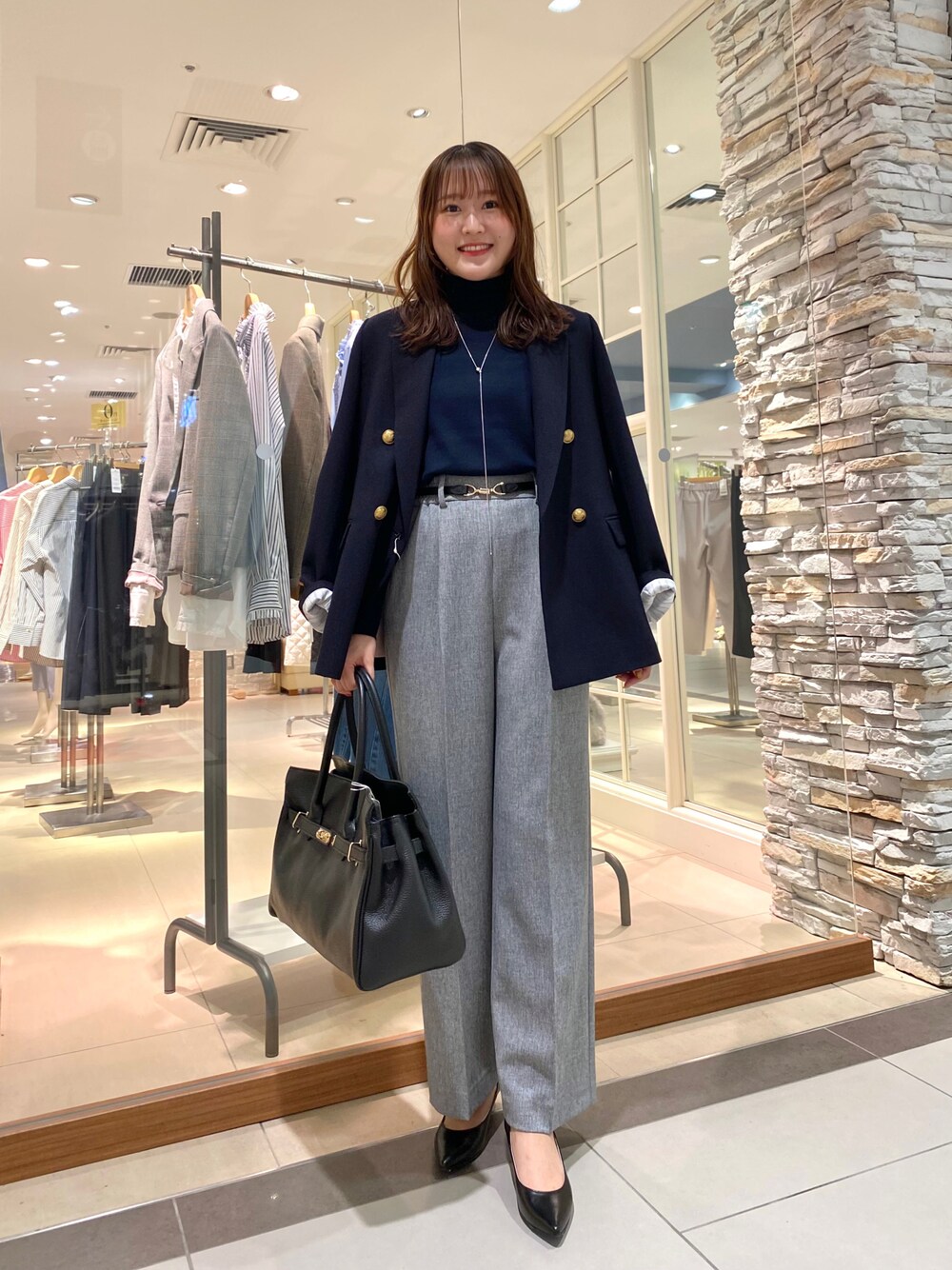 「秋服まるっと大公開、秋服準備はじめました、通勤コーデ、通勤スタイル、お仕事コーデ、仕事着、お仕事スタイル、パンツスタイル、パンプス、パンツコーデ、ワイドパンツ、ジャケット、ジャケットスタイル、シンプルスタイル、タートルネックニット」｜「NOLLEY’Sの＜飯豊まりえさん着用＞◇【WEB限定サイズあり】ウォッシャブルイージーワイドパンツ（その他パンツ、グレー系）」を使った、Mihoさん（レディース・159cm）の秋コーディネートの1枚目の写真