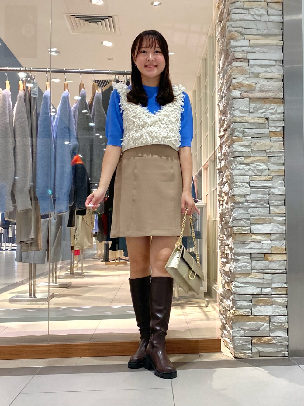 「レイヤードスタイル、秋コーデ、スカート、スカートスタイル、スカートコーデ、ミニスカート、ミニスカートコーデ、ロングブーツ、ブルー、ニット、ビスチェ、ビスチェコーデ、秋服コーデ、キレイめカジュアル、休日スタイル」｜「NOLLEY’S Sophiのウォッシャブルダブルクロスタイトミニスカート（スカート、イエロー系）」を使った、Mihoさん（レディース・159cm）の秋コーディネートの1枚目の写真
