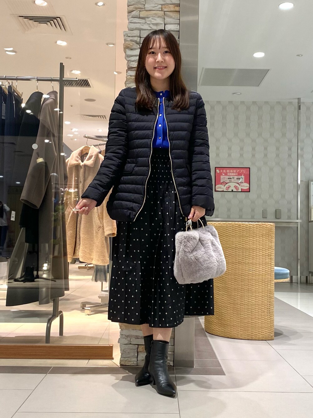 「お出かけコーデ、今日のコーデ、大人可愛い、休日スタイル、大人ファッション、スカートスタイル、タトラス、ダウンジャケット、ダウンコート、きれいめカジュアル、きれいめコーディネート、カーディガン、冬コーデ、おでかけコーデ、きれいめ」｜「NOLLEY’Sの《手洗い可能》総針カーブ袖2WAYクルーネックカーディガン（カーディガン/ボレロ、ブルー系）」を使った、Mihoさん（レディース・159cm）の秋コーディネートの1枚目の写真