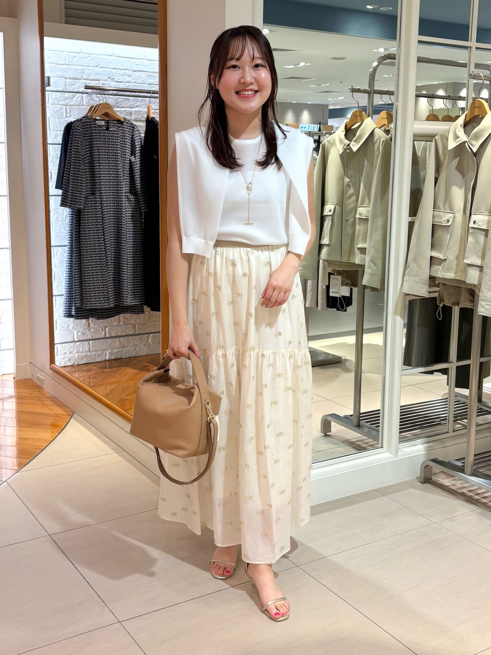 「シンプルコーデ、大人女子、春服コーデ、大人コーデ、春夏コーデ、アンサンブル、アンサンブルニット、デートスタイル（WOMEN）、デートコーデ、スカート、スカートスタイル、お出かけコーデ、お出かけスタイル、きれいめカジュアル、淡色コーデ」｜「NOLLEY’Sの《セットアップ対応》KIRYUラメカットジャガードスカート（スカート、ホワイト系）」を使った、Mihoさん（レディース・159cm）の春コーディネートの1枚目の写真