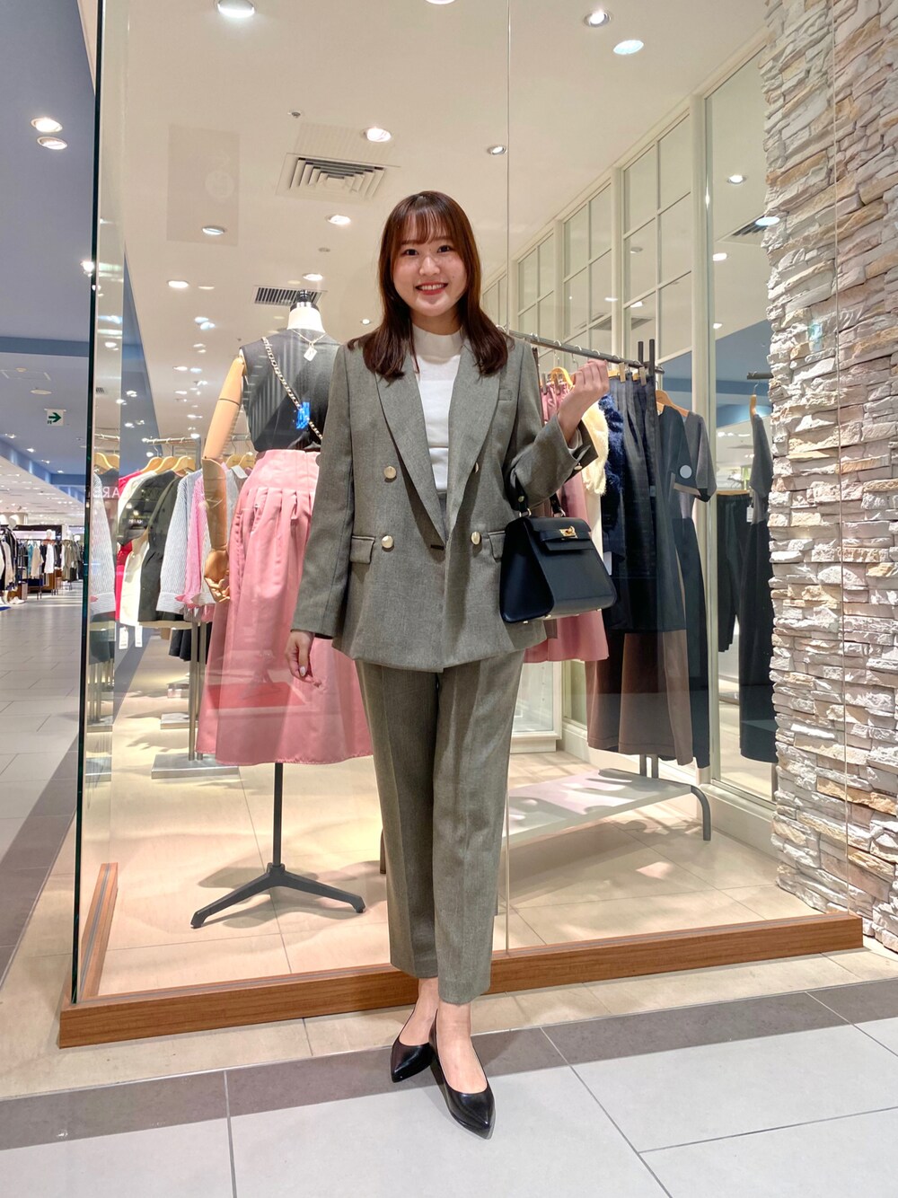 「通勤コーデ、通勤スタイル、お仕事コーデ、お仕事スタイル、パンプス、ジャケット、ジャケットスタイル、ootd、休日スタイル、お出かけコーデ、今日のコーデ、フォーマル、大人女子、シンプルコーデ、パンツスタイル」｜「NOLLEY’S Sophiのウォッシャブルシャークインゴムパンツ（その他パンツ、ブラウン系）」を使った、Mihoさん（レディース・159cm）の秋コーディネートの1枚目の写真