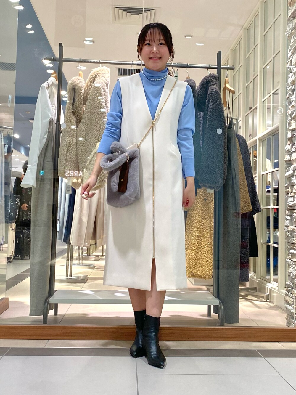 「秋服コーデ、ワンピース、ジャンパースカート、ジャンスカ、大人かわいい、着回しコーデ、大人女子、秋冬、初冬コーデ、ショートブーツ、おしゃれさんと繋がりたい、ootd、今日のコーデ、デートコーデ、きれいめ」｜「NOLLEY’Sの◇【WEB限定カラーあり】ウォッシャブル前ジップジャンパースカート（ワンピース、ホワイト系）」を使った、Mihoさん（レディース・159cm）の秋コーディネートの1枚目の写真
