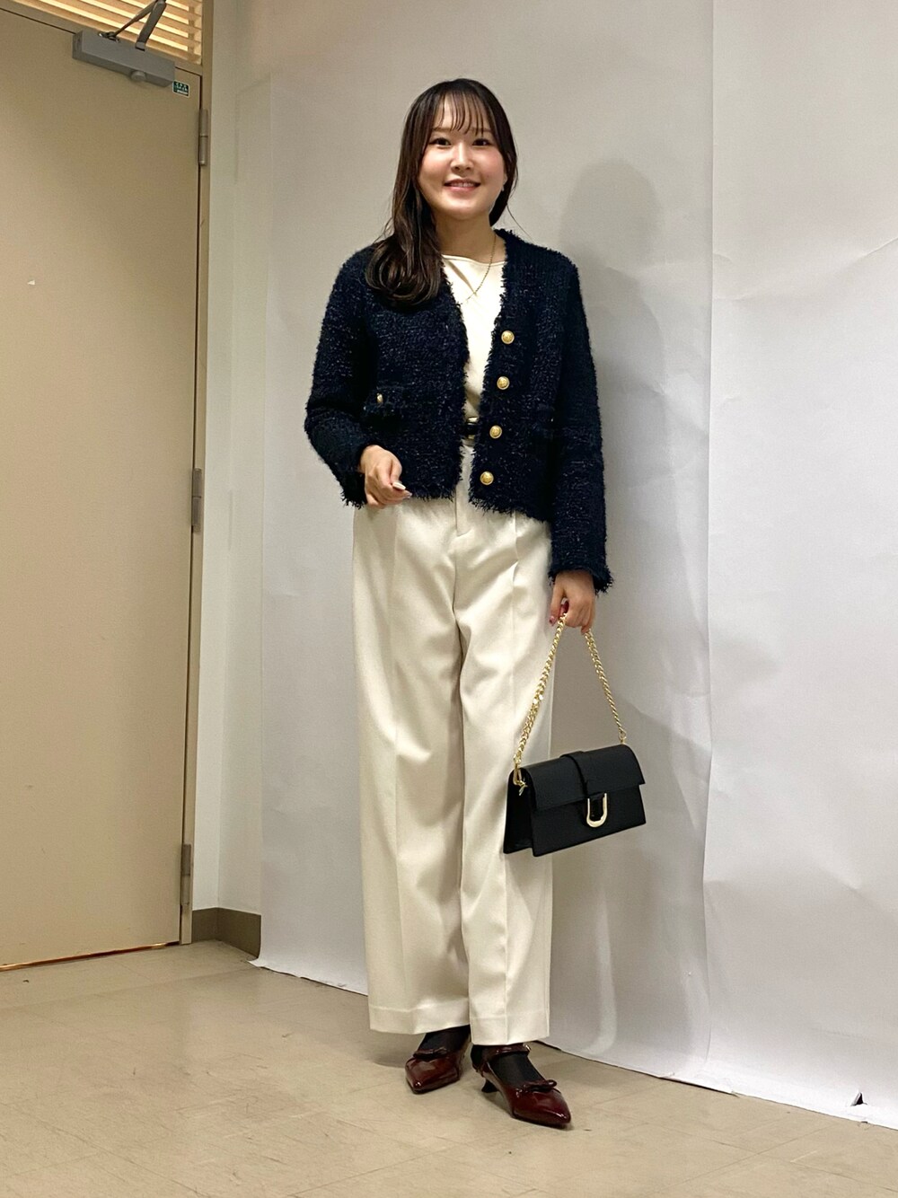 「秋コーデ、レイヤードスタイル、休日スタイル、秋服、お出かけコーデ、カジュアルスタイル、パンツスタイル、着回しコーデ、ワイトパンツ、白パンツ、スラックス、秋っぽコーデ更新中、きれいめカジュアル、オフィスカジュアル、お仕事コーデ」｜「NOLLEY’Sのツイードフリンジニットジャケット（ノーカラージャケット、ブルー系）」を使った、Mihoさん（レディース・159cm）の秋コーディネートの1枚目の写真