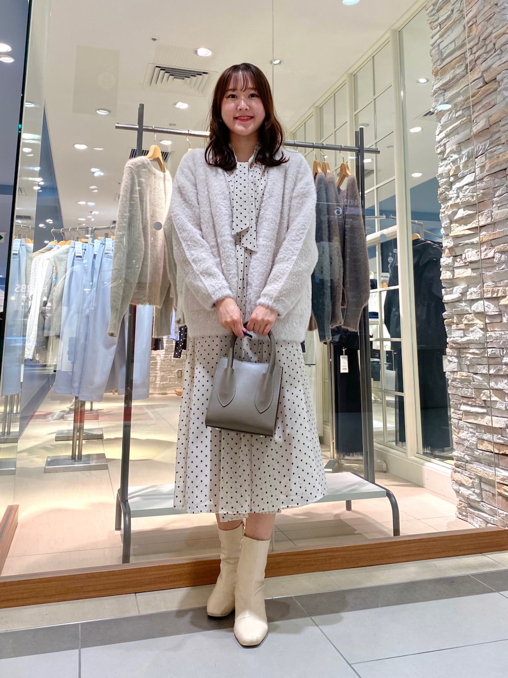 「ファッションを楽しもう、淡色コーデ、淡色女子、淡色、ドットワンピース、ワンピース、ワントーンコーデ、ワンピーススタイル、ボウタイワンピース、ブーツ、ホワイトコーデ、ふわふわニット、ふわふわカーディガン、デート/ロマンティック、デートスタイル（WOMEN）」｜「NOLLEY’S Sophiのフロッキードットボウタイワンピース（ワンピース、ホワイト系）」を使った、Mihoさん（レディース・159cm）の秋コーディネートの1枚目の写真