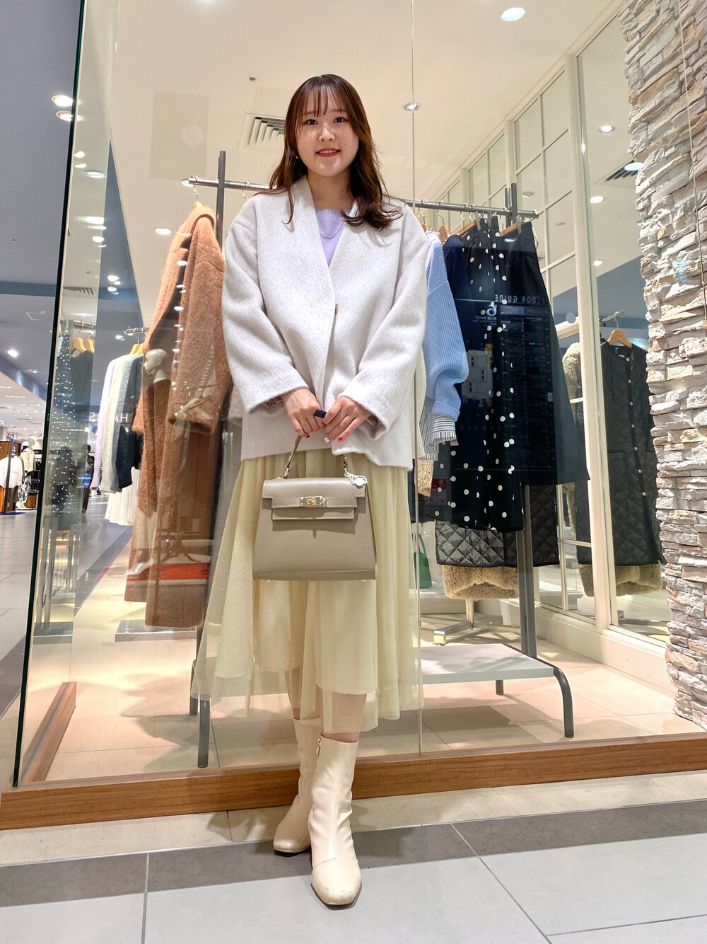 「秋冬コーデ、シンプルスタイル、オトナ女子、チュールスカート、チュール、ラメ、ラメスカート、ニット、カラーニット、シャギーコート、クリスマスに着たい服、クリスマス、クリスマスコーデ、華やかコーデ、カラーコーデ」｜「NOLLEY’Sのアイテム（バッグ、ブラック系）」を使った、Mihoさん（レディース・159cm）の冬コーディネートの1枚目の写真