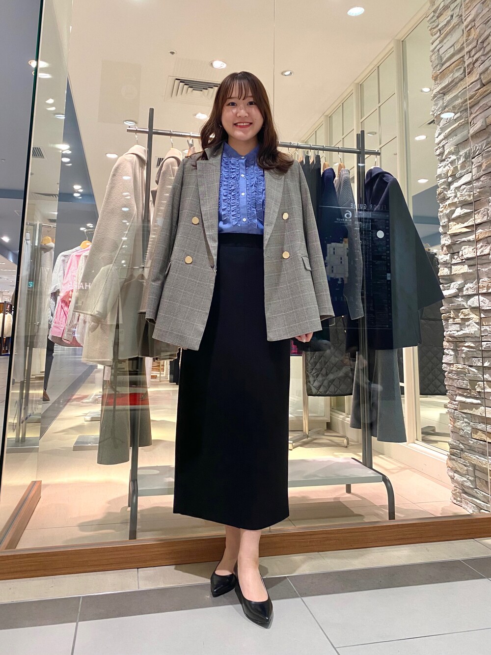 「カジュアルコーデ、秋服、大人コーデ、お出かけコーデ、通勤コーデ、通勤スタイル、スカート、タイトスカート、お仕事コーデ、お仕事スタイル、ジャケット、ジャケットスタイル、ジャケットコーデ、チェック、ブルー」｜「NOLLEY’Sの《セットアップ対応》《手洗い可能》ダブルジャージタイトミディスカート（スカート、ブラック系）」を使った、Mihoさん（レディース・159cm）の秋コーディネートの1枚目の写真