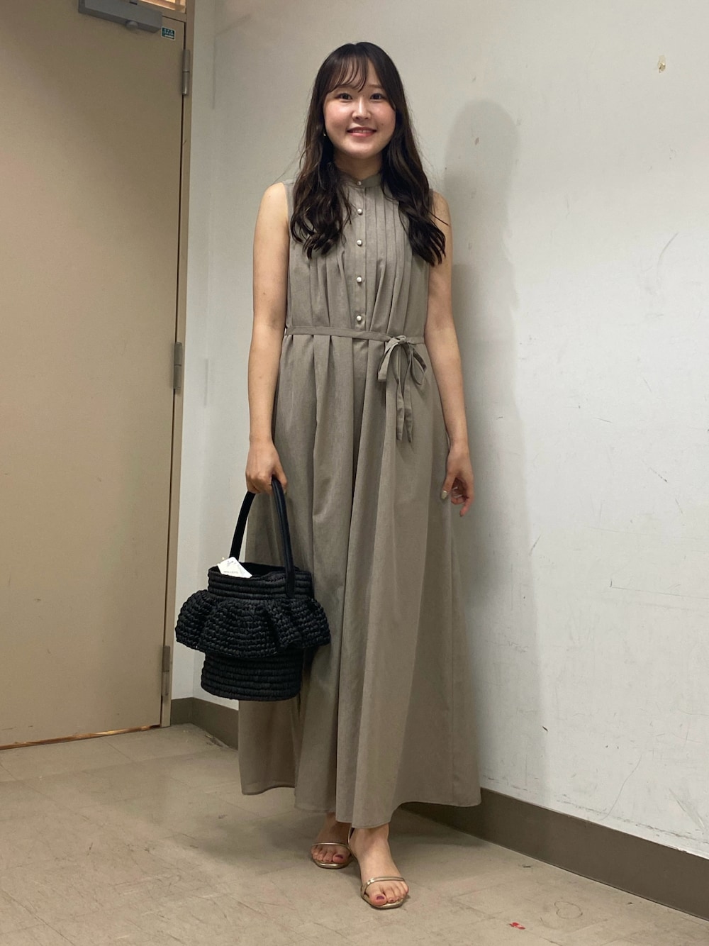 「夏ファッション、シンプル、今日のコーデ、夏、楽チンコーデ、大人カジュアルコーデ、ベージュコーデ、お洒落さんとつながりたい、夏服、シャツワンピ、ワンピーススタイル、ワンピース、ベージュ、きれいめコーデ、大人女子」｜「NOLLEY’Sのウォッシャブルピンタックシャツワンピース（シャツワンピース、ピンク系）」を使った、Mihoさん（レディース・159cm）の夏コーディネートの1枚目の写真