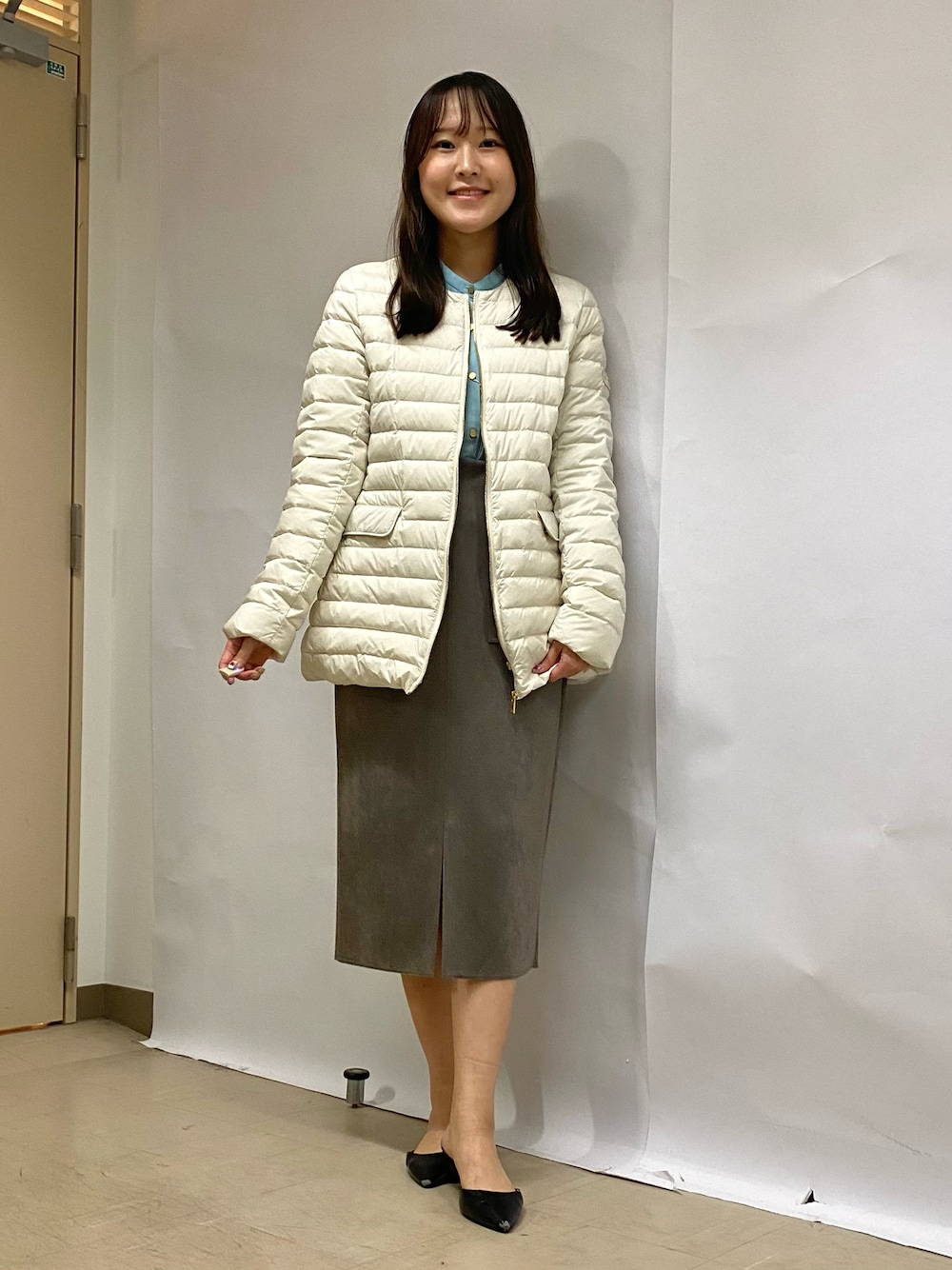 「休日スタイル、大人かわいい、お出かけコーデ、ダウンジャケット、タトラス、ノーリーズ、きれいめカジュアル、オフィスカジュアル、オフィススタイル、オフィスコーデ、ダウン、きれいめコーディネート、キレイめカジュアル、通勤コーデ、通勤スタイル」｜「TATRASの【TATRAS/タトラス】NOSTAノーリーズ別注 24AW（ダウンジャケット/コート、ホワイト系）」を使った、Mihoさん（レディース・159cm）の秋コーディネートの1枚目の写真