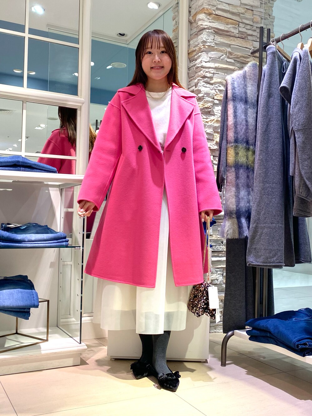 「冬アウター、最近のいい感じコーデ、ピンクコーデ、ホワイトコーデ、スカート、スカートスタイル、フレアスカート、おでかけコーデ、大人女子、ウールコート、クリスマスコーデ、大人コーデ、秋冬コーデ、大人ガーリー、キレイめ」｜「NOLLEY’SのS140シャルムビーバーリバーコート（その他アウター、ピンク系）」を使った、Mihoさん（レディース・159cm）の冬コーディネートの1枚目の写真