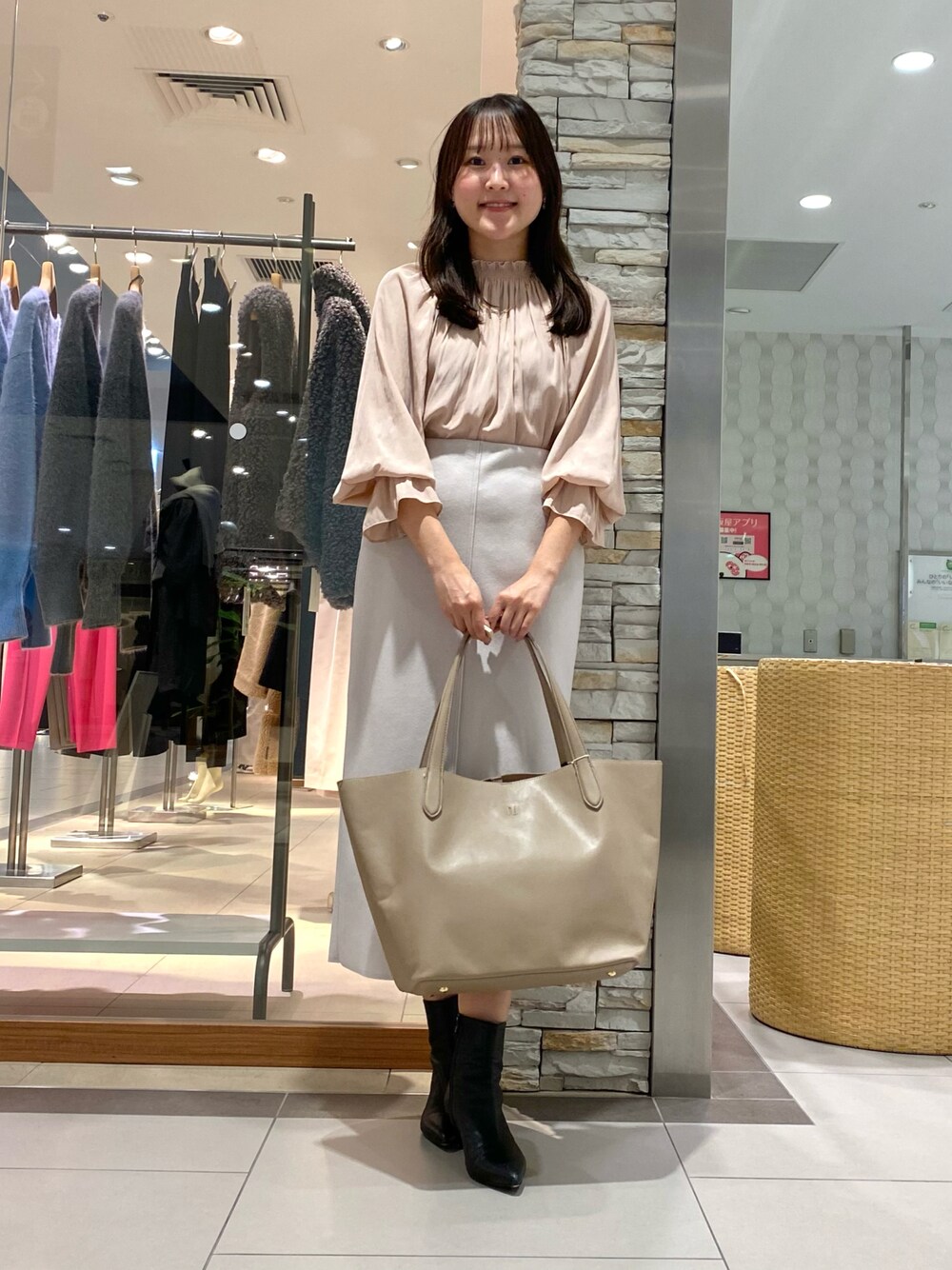 「淡色コーデ、オフィスカジュアル、オフィススタイル、お仕事コーデ、お仕事スタイル、通勤スタイル、オトナカワイイ、きれいめカジュアル、通勤コーデ、通勤、秋服コーデ、おでかけコーデ、タイトスカート、スカートスタイル、淡色女子」｜「NOLLEY’Sのビッグトートバッグ（ショルダーバッグ、ベージュ系）」を使った、Mihoさん（レディース・159cm）の秋コーディネートの1枚目の写真