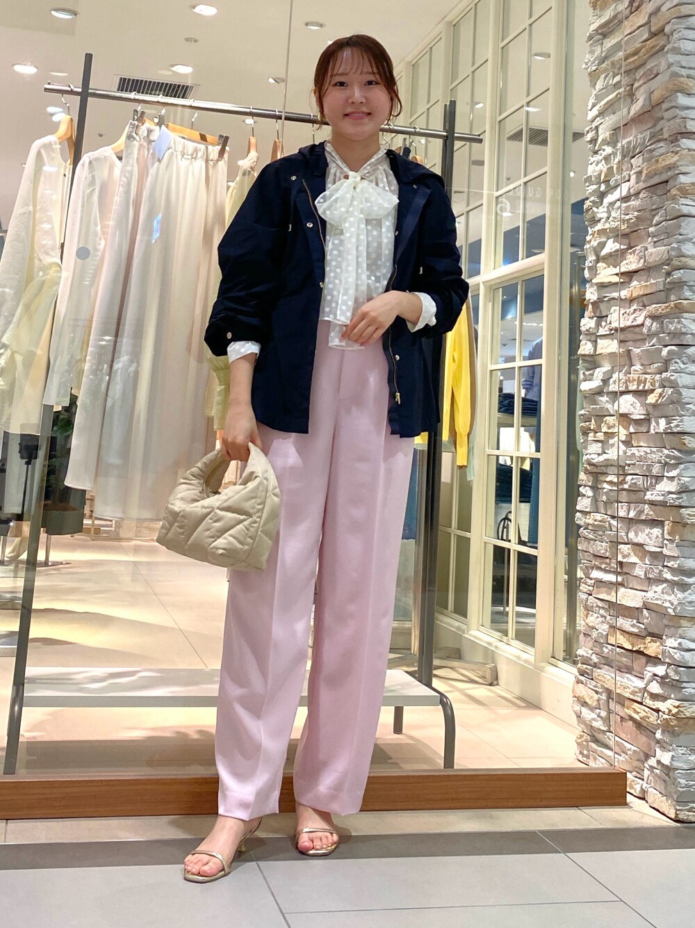 「オトナ女子、きれいめカジュアル、おでかけコーデ、大人コーデ、春、休日スタイル、ワイドパンツ、サンダル、ボウタイブラウス、ボウタイ、リボンブラウス、ドット、マウンテンパーカー、カジュアルコーデ、お花見コーデ」｜「NOLLEY’S Sophiのウォッシャブルトリアセワイドパンツ（その他パンツ、ピンク系）」を使った、Mihoさん（レディース・159cm）の春コーディネートの1枚目の写真