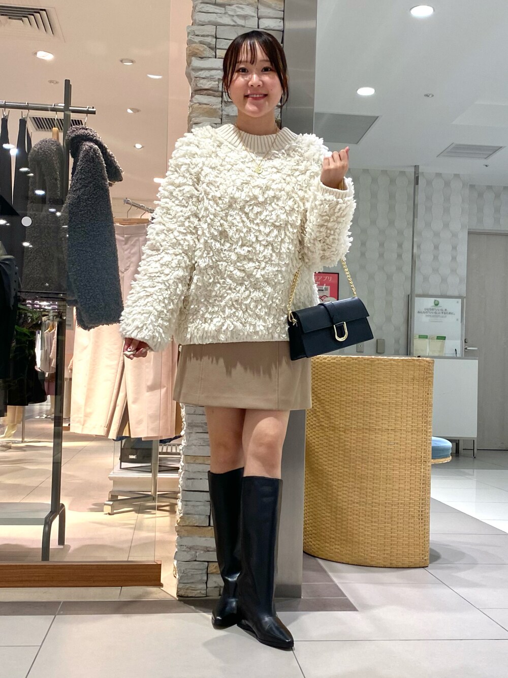 「秋コーデ、テーマパークコーデ、シンプルスタイル、今日のコーデ、秋服準備はじめました、ニット、白ニット、オトナカワイイ、大人かわいい、オトナカジュアル、着回しコーデ、秋っぽコーデ更新中、ボリュームニット、ミニスカート、ミニスカ」｜「PELLICO SUNNYのアイテム（ブーツ、ブラック系）」を使った、Mihoさん（レディース・159cm）の秋コーディネートの1枚目の写真